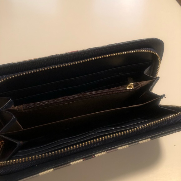 Black and red vegan lead free zippered top wallet - Picture 10 of 10